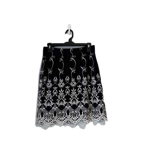Dresses & Skirts - Black White Patterned Lace Mini Skirt